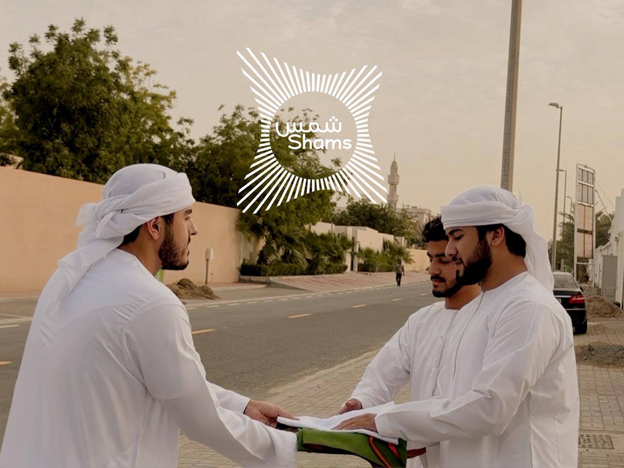 مدينة الشارقة للإعلام توزع 1000 علم تعزيزاً لقيم الولاء والانتماء